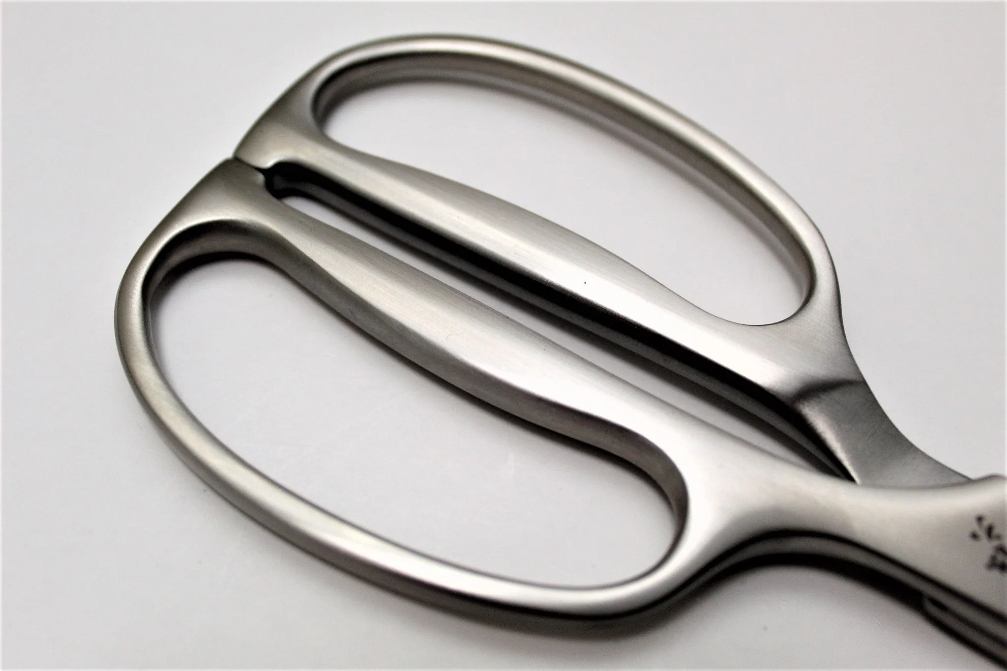 KAI Seki Magoroku Stainless Steel Curved Kitchen Shears DH3346 - Image 4