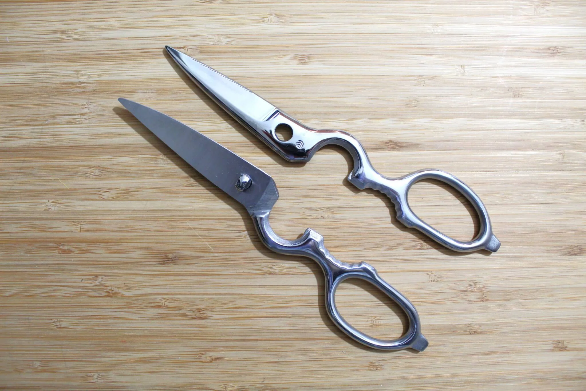 Forged Kitchen Scissors with Paulownia Box - Image 2