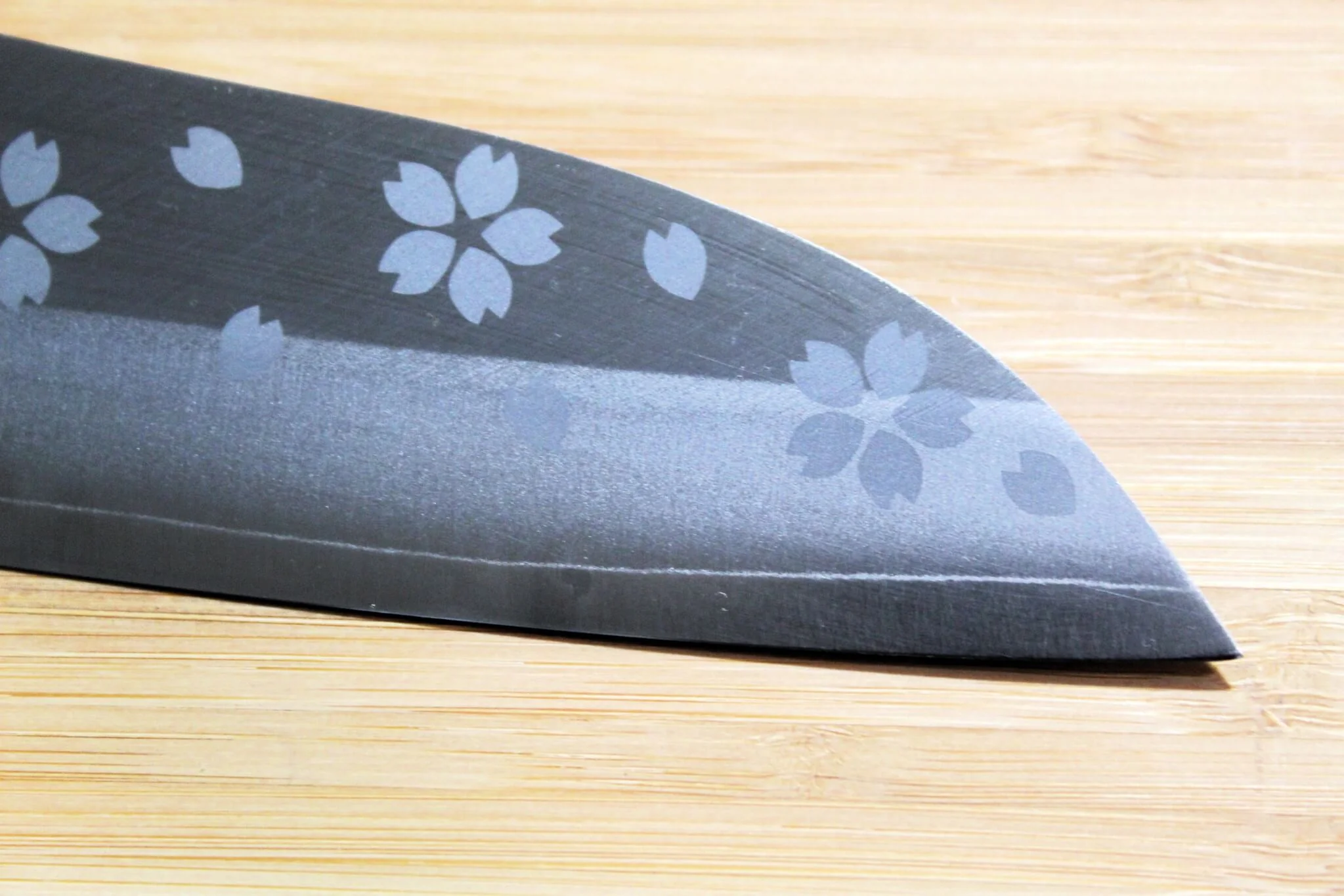 Fujita Marunoko VG-10 Cherry Blossom Santoku with Cypress Handle 180 mm - Image 4