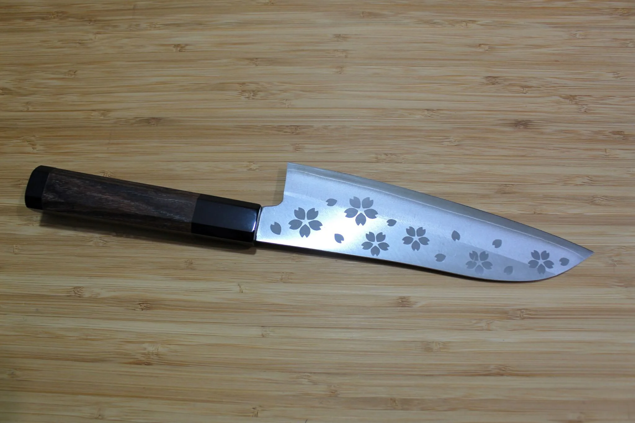 Fujita Marunoko VG-10 Cherry Blossom Santoku with Cypress Handle 180 mm - Image 5