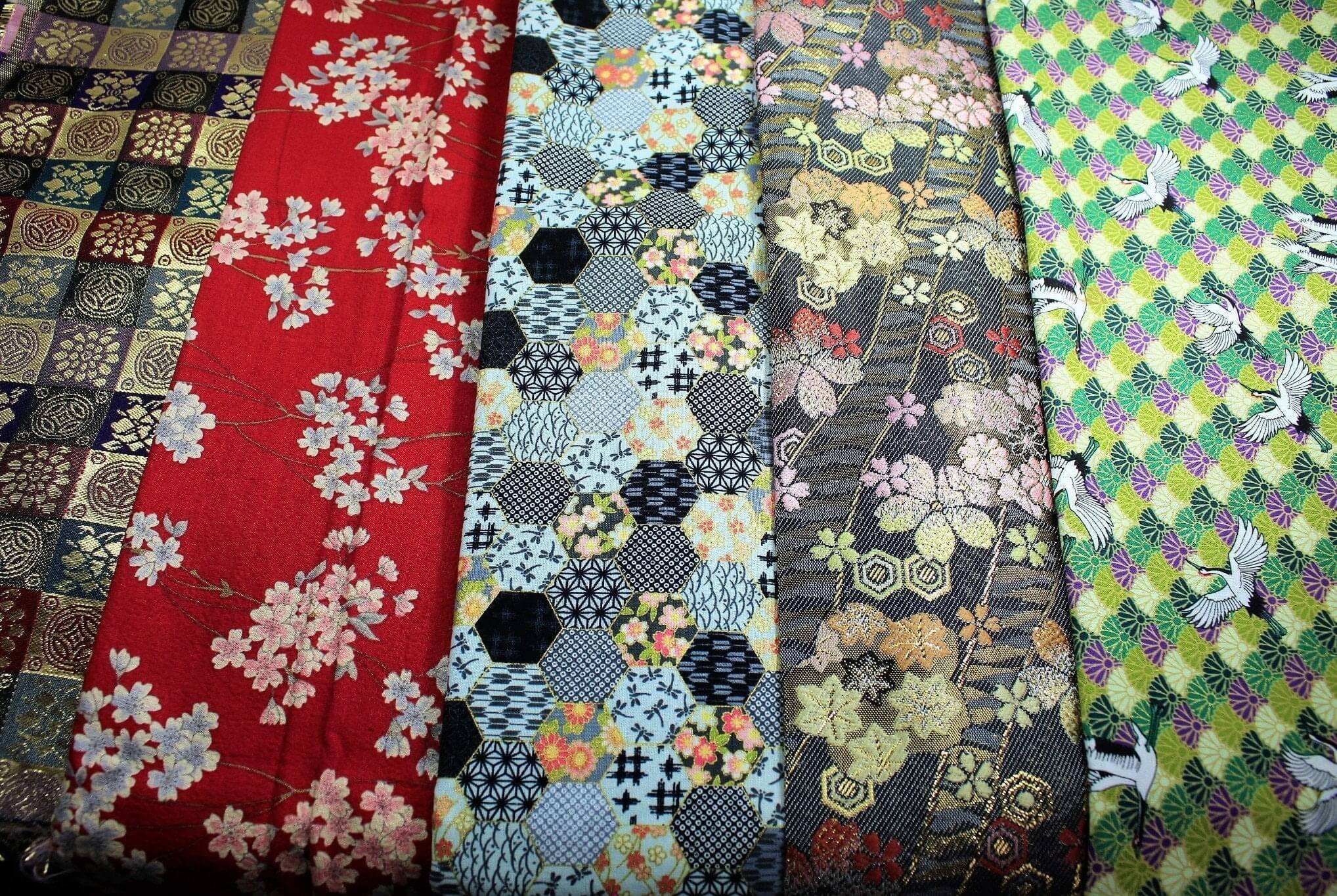 Gift Wrapping with Traditional Japanese kimono pattern fabric, wrapping per knife - Image 4