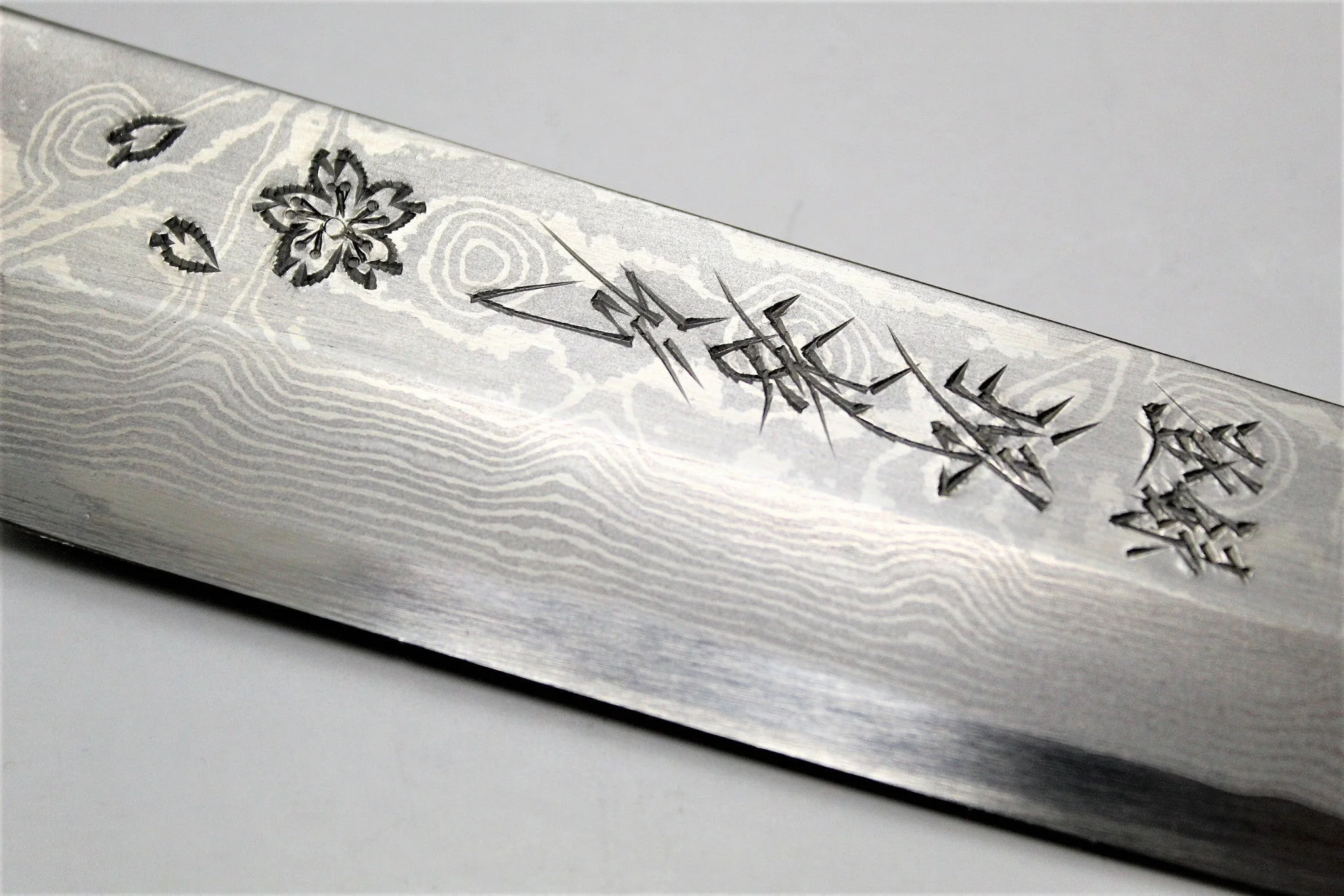Sakura Hanafubuki Hien Kengata Yanagiba Slicer with Saya 270mm (10.6") - Ginsan Stainless Steel - Hand Etched - Image 3