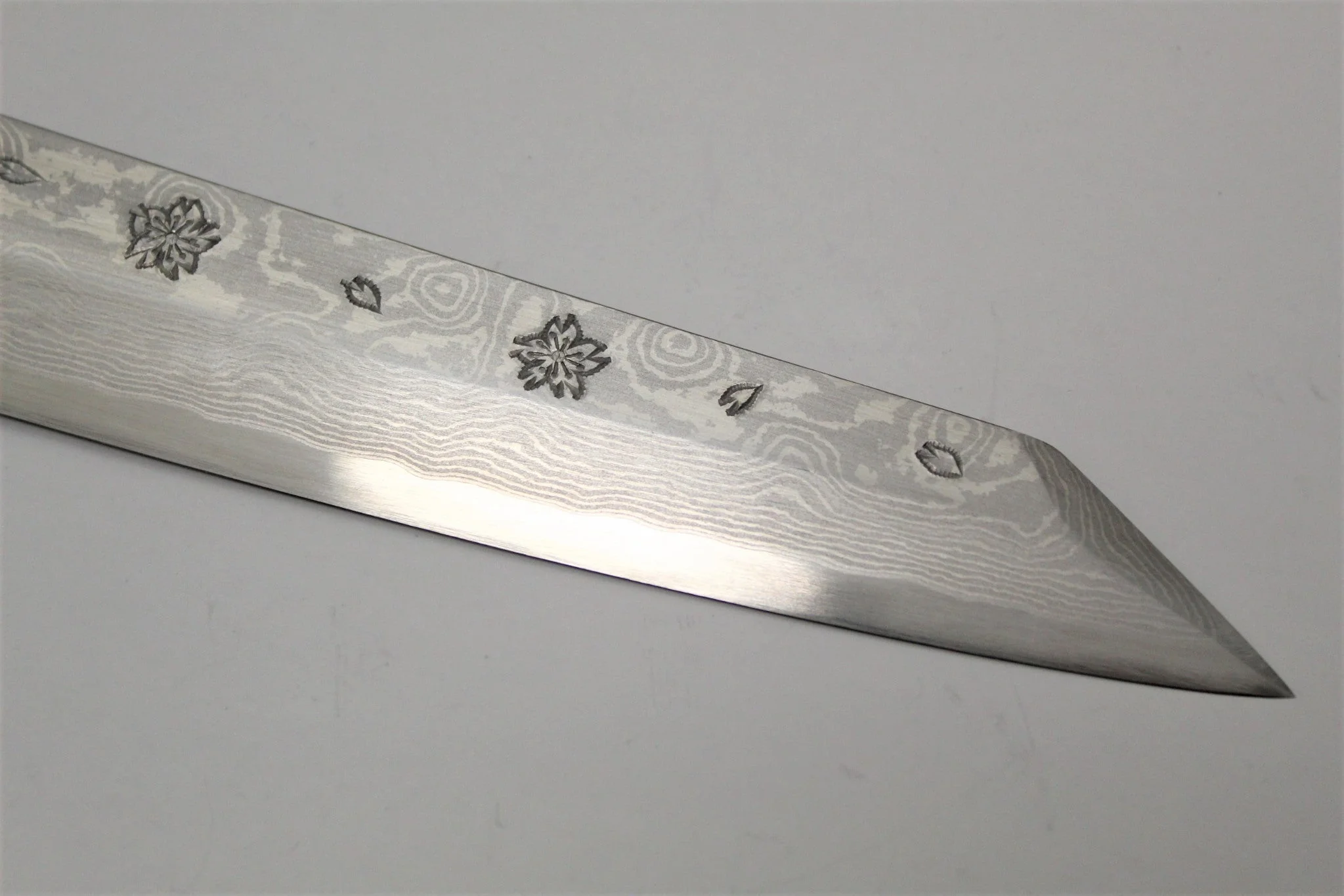Sakura Hanafubuki Hien Kengata Yanagiba Slicer with Saya 270mm (10.6") - Ginsan Stainless Steel - Hand Etched - Image 4