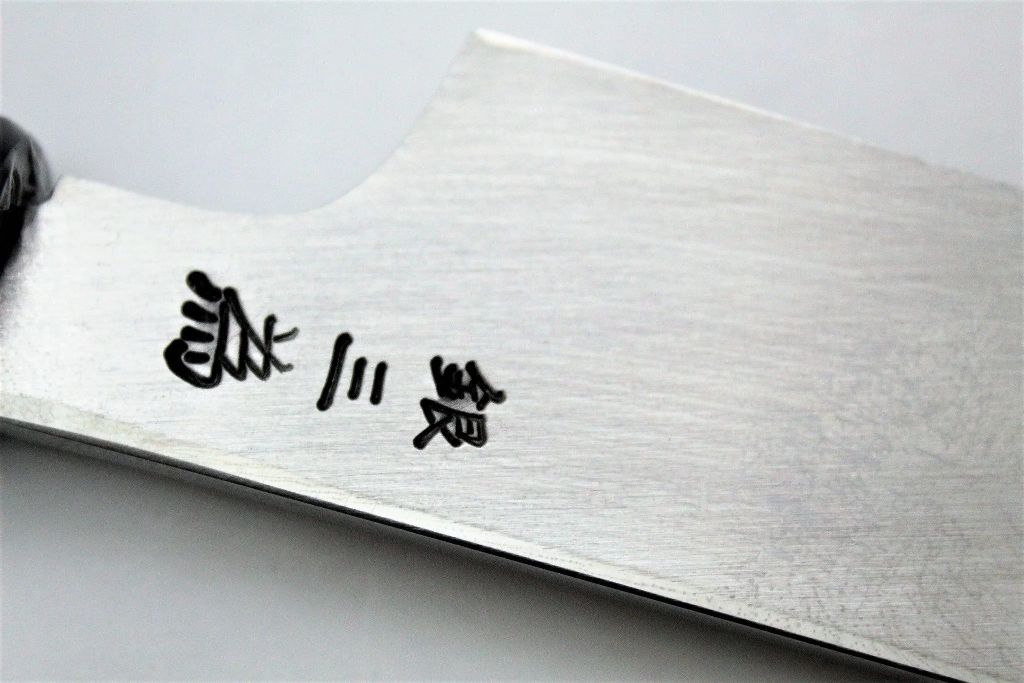 Sakura Hanafubuki Hien Kengata Yanagiba Slicer with Saya 270mm (10.6") - Ginsan Stainless Steel - Hand Etched - Image 5