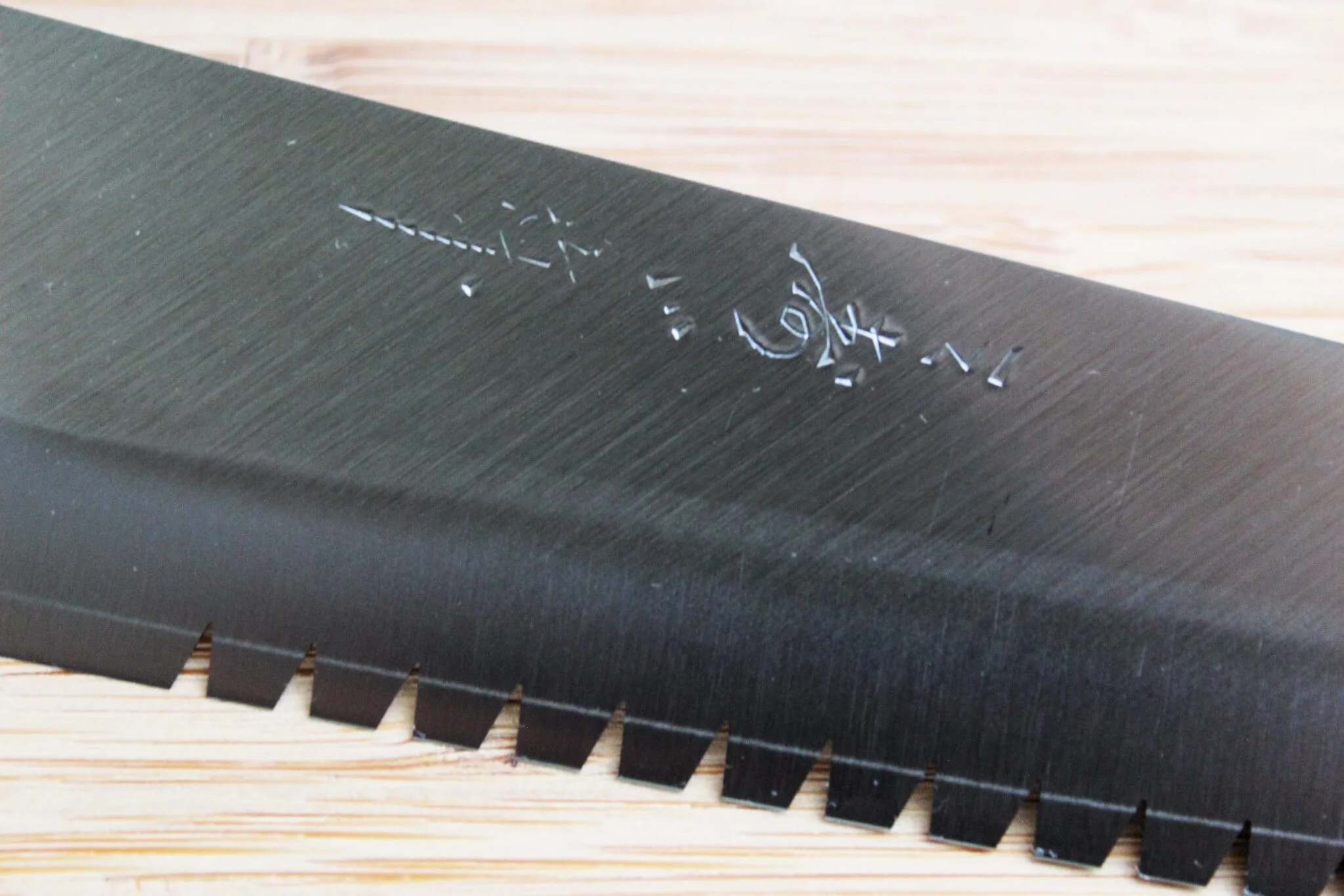 Misuzu Hamono Bread VG-10 Stainless Steel 240 mm / 9.4" Urushi Lacquer Magnolia Handle - Image 3